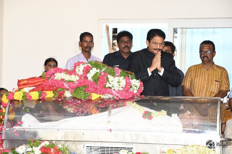 Celebs-Pay-Condolences-to-C-Narayana-Reddy